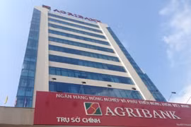 Phó Thống đốc Nguyễn Phước Thanh trao quyết định bổ nhiệm cán bộ (từ trái qua: ông Lê Xuân Trung, ông Trần Văn Dự, ông Trần Trọng Dưỡng). Nguồn: Báo Nông Nghiệp