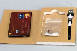 Thiết bị thu âm dạng thẻ ATM.