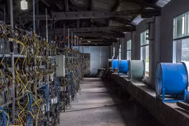 Một loạt máy đúc tiền Bitcoin ở Quý Châu, Trung Quốc - Ảnh: NYT 