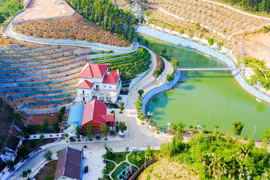 Khu dinh thự hoành tráng của gia đình Giám đốc Sở Tài nguyên và Môi trường Yên Bái Phạm Sỹ Quý (Ảnh: Toàn Vũ/Dân trí).