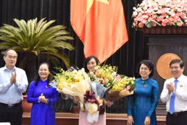 Lãnh đạo TP.HCM chúc mừng đồng chí Phan Thị Thắng.