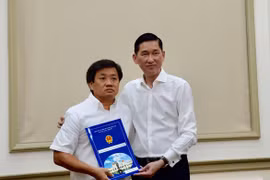 Ông Đoàn Ngọc Hải (trái) khi nhận quyết định về công tác tại Tổng công ty Xây dựng Sài Gòn.