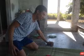 Ông Đào Văn Tháp "biểu diễn" tay không bắt chuột.
