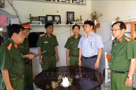 Cơ quan Cảnh sát điều tra Công an tỉnh Trà Vinh tống đạt quyết định khởi tố, lệnh bắt tạm giam bị can Trần Trường Sơn. Ảnh: TTXVN