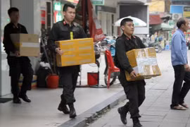 Khám xét chuỗi cửa hàng Nhật Cường, cảnh sát thu giữ hàng nghìn điện thoại, tài liệu liên quan. Ảnh: Hoàng Lam.