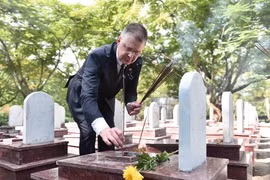 Đại sứ Kritenbrink và lãnh đạo tỉnh Quảng Trị tới thăm và thắp hương tại Nghĩa trang Quốc gia Trường Sơn.