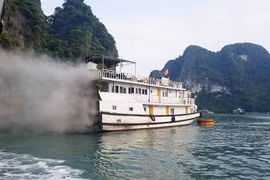 Tàu Yến Ngọc bốc cháy.