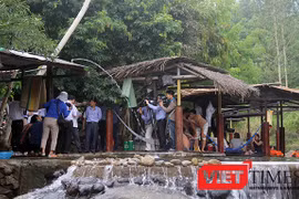 Một góc khu du lịch tự phát tại chân núi Hải Vân (Đà Nẵng)