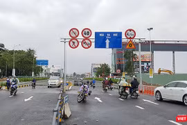 uối giờ chiều 30/10, những dòng xe đầu tiên chính thức lưu thông qua hầm chui Điện Biên Phủ (Đà Nẵng) sau 10 tháng thi công đua với thời gian để phục vụ đi lại trong dịp APEC 2017.