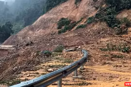 Tình trạng sạt lở nghiêm trọng xảy ra trên tuyến đường huyết mạch dẫn lên trung tâm huyện Nam Trà My