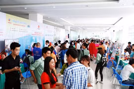 VietTimes -- Sáng 30/6, tại ĐH Đông Á (Đà Nẵng), hơn 30 doanh nghiệp tại Đà Nẵng đã tham dự Ngày hội việc làm và đưa ra hơn 2.000 cơ hội tuyển dụng dành cho sinh viên mới ra trường tại địa phương.