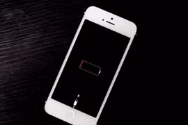 Xài pin cho đến khi còn 0% và sạc đầy lại 100% là cách khắc phục lỗi iPhone bị sập nguồn khi còn pin