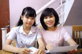 Nguyễn Đỗ Huyền Vi và mẹ. Ảnh: An Dy