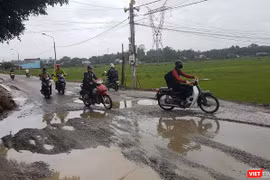 Tuyến Quốc lộ 40B đoạn qua xã Tam Thái (huyện Phú Ninh) bị hư hỏng nặng do phương tiện từ đường cao tốc di chuyển xuống
