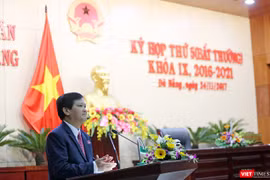 Ông Nguyễn Nho Trung, Phó Chủ tịch HĐND TP đọc tờ trình bãi nhiệm chức danh Chủ tịch HĐND TP khóa IX và đại biểu HĐND khóa IX nhiệm kỳ 2016-2021 đối với ông Nguyễn Xuân Anh tại Kỳ họp thứ 5 (bất thường)
