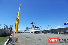 Đội tàu Hải quân Hàn Quốc gồm tàu khu trục tên lửa ROKS Kang Gam Chan (DDH-979) và tàu hậu cần ROKS HWACHEON (AOE-59) tại cảng Tiên Sa (Đà Nẵng)