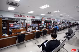 Để sử dụng ứng dụng, các cơ quan, đơn vị, công dân, tổ chức có thể gọi điện hoặc nhắn tin đến Trung tâm Thông tin dịch vụ công để hẹn giờ thực hiện thủ tục hành chính tại cơ quan công quyền. Ảnh minh hoạ: Hồ Xuân Mai.