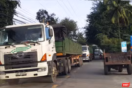Hàng loạt những chuyến xe tải kéo móc loại 6 trục chở ALumin nối đuôi chạy ầm ầm qua QL27 và QL27B khiến tuyến giao thông đối mặt với nguy cơ xuống cấp, mất an toàn giao thông