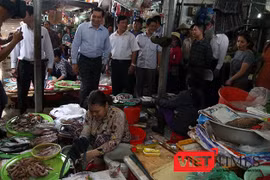 Sau khi nhận đơn của tiểu thương tại một số chợ trên địa bàn quận Sơn Trà, Chủ tịch UBND TP Đà Nẵng Huỳnh Đức Thơ đã xuống tận từng quầy sạp để lắng nghe ý kiến.