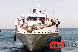 Tàu siêu tốc tuyến Lý Sơn-Sa Kỳ vừa đi vào hoạt động đã chết máy giữa biển khiến cơ quan chức năng phải cứu hộ và lai dắt về bờ