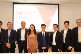 Ông DonLam (thứ 2 từ trái sang), Tổng giám đốc tập đoàn VinaCapital tham dự buổi lễ công bố (Nguồn: VinaCapital) 