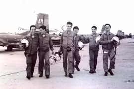  Phi công Hoàng Mai Vượng (ngoài cùng bên phải) trong phi đội quyết thắng chiều 28.4.1975 tại Sân bay Thành Sơn