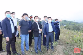Bí thư tỉnh ủy Thanh Hóa Đỗ Trọng Hưng( hàng đầu thứ 2 từ phải qua) đi khảo sát thực tế (Ảnh: BTH)