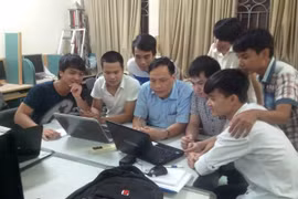 GS Nguyễn Đình Đức (áo xanh), người đứng đầu trong danh sách 5 nhà khoa học Việt Nam - Ảnh: Baotintuc.vn