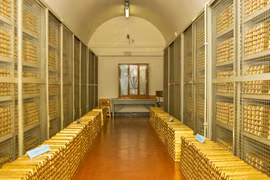 Một căn phòng an toàn bên trong hầm vàng của Ngân hàng Italy chứa đầy những thỏi vàng xếp chồng lên nhau, phía sau là những chiếc lồng an toàn chứa vàng. Ảnh: Reuters.