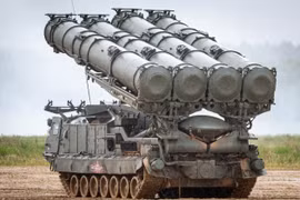 Bệ phóng tên lửa thuộc hệ thống S-300VM. Ảnh: MW.