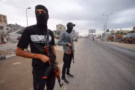Các tay súng Hamas trong trại tị nạn Nuseirat ở miền Trung Gaza vào hôm 12/10. Ảnh: WSJ