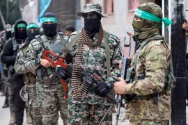 Các chiến binh Hamas tuần tra trong bối cảnh lệnh ngừng bắn với Israel, ở trung tâm Dải Gaza, ngày 7/2. Ảnh: Reuters.