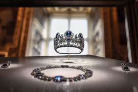 Bộ trang sức của Nữ hoàng Marie-Amélie và Nữ hoàng Hortense được trưng bày tại Phòng trưng bày Apollo của Bảo tàng Louvre vào ngày 14/1/2020. Ảnh: AFP.