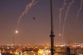 Quân đội Mỹ tại Iraq triển khai máy bay trực thăng Apache để đảm bảo an ninh Đại sứ quán ở Baghdad (Ảnh: Getty)