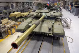 Hoạt động sản xuất xe tăng T-90 tại nhà máy Uralvagonzavod. Ảnh: MW.