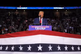 Ứng cử viên Tổng thống của Đảng Cộng hòa và cựu Tổng thống Mỹ Donald Trump phát biểu trong một cuộc vận động tranh cử ở Pennsylvania, Mỹ ngày 26/10 (Ảnh: Reuters)