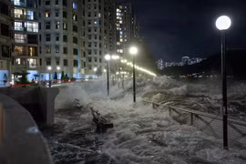 Sóng do siêu bão Ragasa đập vào dãy ghế trên bờ biển ở Hong Kong, Trung Quốc, ngày 23/9. Ảnh: Reuters.