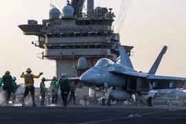 Bức ảnh được chụp ngày 1/4 của Hải quân Mỹ cho thấy một chiếc F/A-18E Super Hornet đang chuẩn bị cất cánh trên tàu USS Harry S. Truman. Ảnh: Hải quân Mỹ.