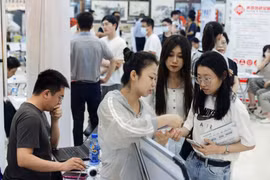 Người dân tham dự hội chợ việc làm tại một trung tâm thương mại ở Bắc Kinh, Trung Quốc ngày 30/6/2023 (Ảnh: Reuters)