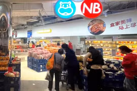 Người mua hàng xem qua các mặt hàng tại cửa hàng tạp hóa giảm giá Hema Outlet ở Thượng Hải (Ảnh: Nikkei)