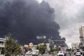 Khói bốc lên sau đòn không kích nhằm vào thủ đô Sanaa, Yemen ngày 6/5. Ảnh: Getty.