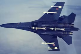 Chiến đấu cơ Su-27 với tên lửa R-27ER (ở giữa), R-27ET (giá treo bên trong) và tên lửa không đối không R-73. Ảnh: MW.