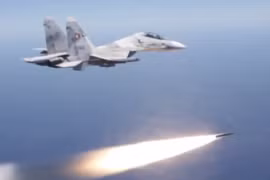 Chiến đấu cơ Su-30MK2 của Không quân Venezuela phóng tên lửa. Ảnh: MW.