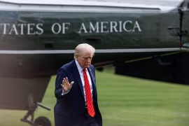 Tổng thống Mỹ Donald Trump trở lại Nhà Trắng sau chuyến thăm Trung tâm Y tế Quân đội Quốc gia Walter Reed vào ngày 10/10. Ảnh: Getty.