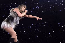 Taylor Swift biểu diễn trên sân khấu trong chuyến lưu diễn "Taylor Swift | The Eras Tour" tại BC Place vào ngày 6/12/2024 tại Vancouver, British Columbia, Canada. Ảnh: Getty.