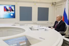 Tổng thống Nga Vladimir Putin tham dự buổi lễ lắp đặt bình phản ứng tại tổ máy điện đầu tiên của Nhà máy điện hạt nhân El Dabaa của Ai Cập qua hội nghị truyền hình tại Điện Kremlin ở Moscow, Nga, ngày 20/11. Ảnh: Sputnik.