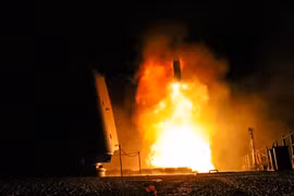 Tàu tuần dương tên lửa dẫn đường USS Monterey của Hải quân Mỹ bắn tên lửa tấn công mặt đất Tomahawk ngày 14/4/2018. Ảnh: Reuters.