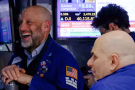 Các nhà giao dịch làm việc trên sàn giao dịch chứng khoán New York vào ngày 9/4. Ảnh: CNBC.