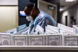 Dữ liệu đánh giá thử nghiệm vaccine của Moderna được lưu tại Trung tâm nghiên cứu Mỹ ở Hollywood, Florida (Ảnh: AFP)