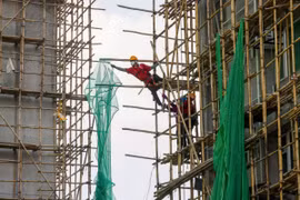 Chính quyền đã áp dụng thời hạn chót là cuối ngày 6/12 để tháo dỡ lưới giàn giáo. Ảnh: SCMP.